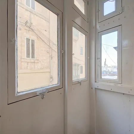 Warm & Cozy 1br In Bormla With Wifi, Ac & Great Location *